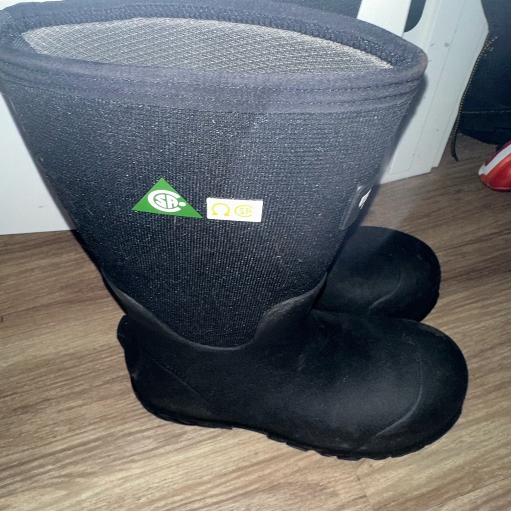 Brand new men’s Bogs work boots